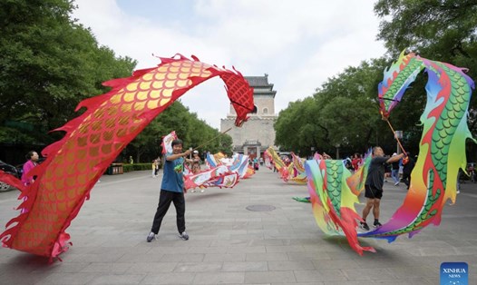 Người dân tập thể dục tại quảng trường ở Bắc Kinh, Trung Quốc. Ảnh: Xinhua