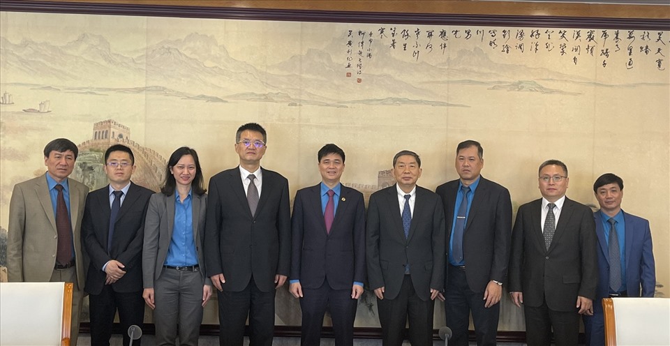 Đoàn đại biểu Tổng LĐLĐVN chụp ảnh với Phó Chủ tịch Tổng Công hội Trung Quốc Hùng Tuyển Quốc (thứ tư từ phải sang). Ảnh: BĐN