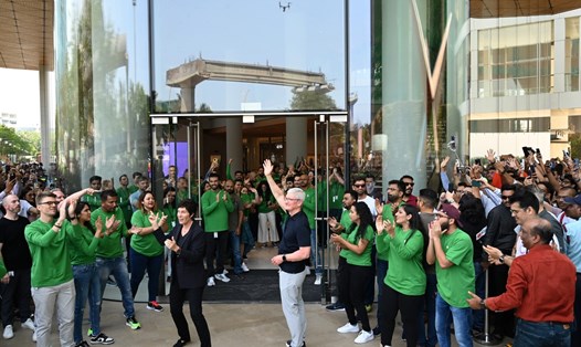 CEO Tim Cook (giữa) bên ngoài cửa hàng đầu tiên của Apple tại Ấn Độ. Ảnh: AFP