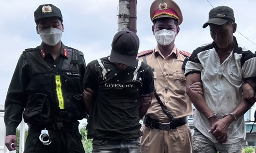 Hai đối tượng lẩn trốn truy nã bị Cảnh sát giao thông Đắk Nông bắt giữ. Ảnh: Minh Quỳnh