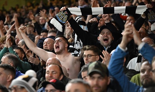 Người hâm mộ Newcastle đang đợi những ngôi sao tên tuổi cập bến St. James' Park trong Hè 2023. Ảnh: AFP