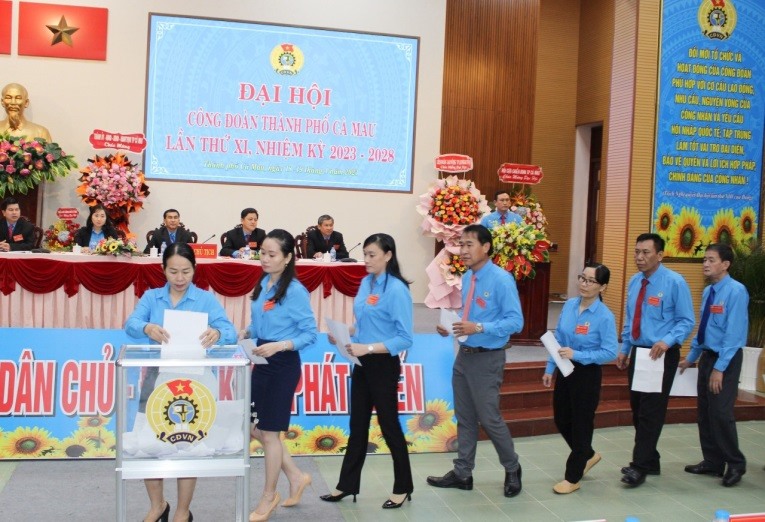 Đại biểu bỏ phiếu bầu Ban Chấp hành LĐLĐ thành phố Cà Mau khóa XI. 
Ảnh: Thiệu Vũ