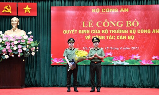 Thượng tướng Trần Quốc Tỏ tặng hoa chúc mừng tân Giám đốc Công an tỉnh Phú Thọ. Ảnh: Công an tỉnh Phú Thọ.