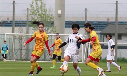 Tuyển nữ Việt Nam thi đấu 3 hiệp giao hữu với đội bóng thuộc trường Đại học Thể dục Thể thao Biwaco Seikei. Ảnh: VFF.