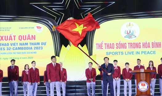 Phó Thủ tướng Chính phủ Lê Minh Khái trao cờ cho đoàn thể thao Việt Nam dự SEA Games 32. Ảnh: Hải Nguyễn