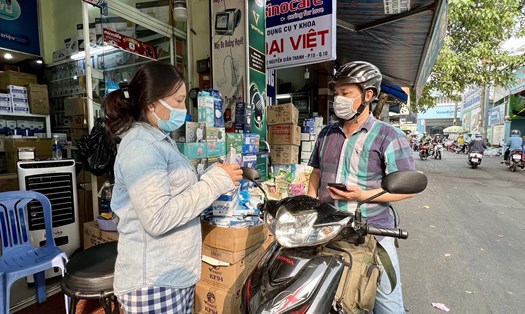 Khách hàng ghé mua khẩu trang tại một cửa hàng trên đường Nguyễn Giản Thanh (Quận 10). Ảnh: Như Quỳnh