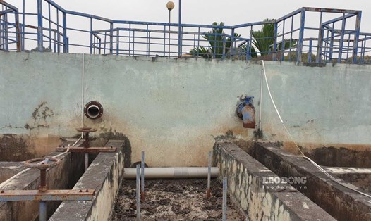 Nhà máy nước sạch thị trấn Lương Bằng (Kim Động, Hưng Yên) - một trong 5 nhà máy nằm trong chương trình NTP trên địa bàn tỉnh Hưng Yên hiện ngừng hoạt động, bỏ hoang. Ảnh: Trần Tuấn