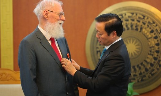 Phó Thủ tướng Trần Hồng Hà trao tặng Huân chương Hữu nghị cho TS Michael Parsons. Ảnh: VGP