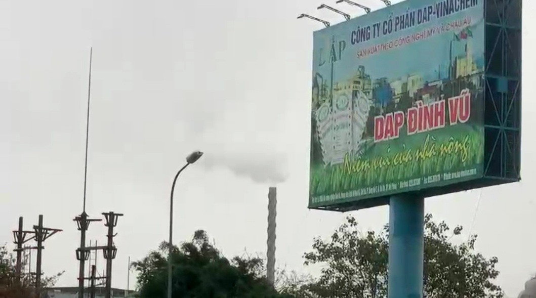 Công ty CP DAP - Vinachem bị xử phạt hơn 1,5 tỉ đồng do đã có hành vi xây lắp, lắp đặt đường thải khác để xả chất thải không qua xử lý ra môi trường; Xả nước thải ra môi trường. Ảnh: Đại An