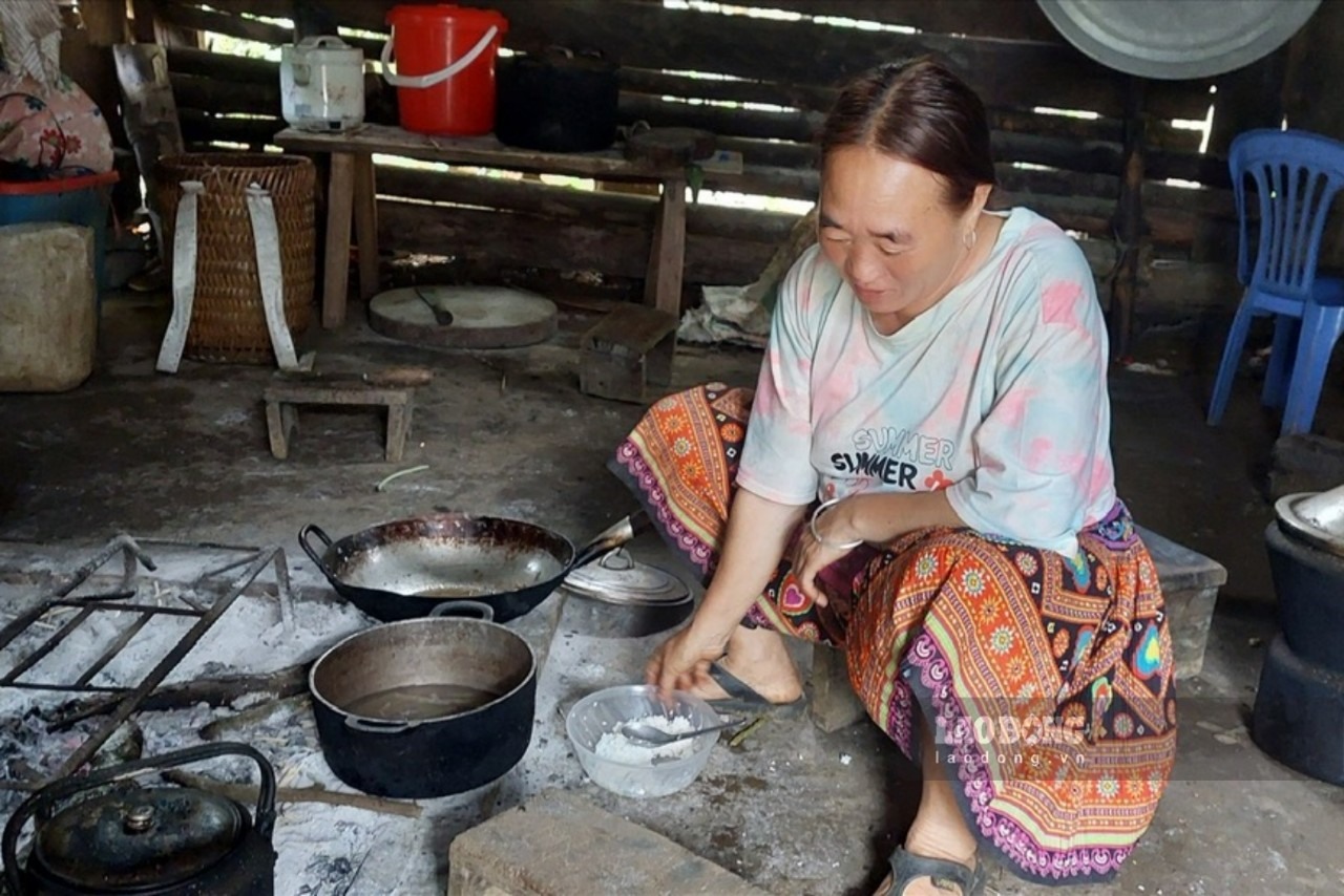Chị Màu đã mất đi người con trai, chồng ở tù chưa biết ngày nào ra. Ảnh: Minh Nguyễn
