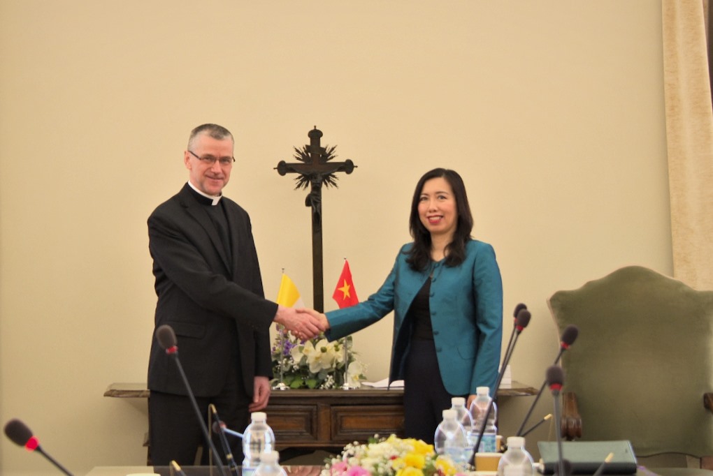 Thứ trưởng Ngoại giao Lê Thị Thu Hằng và Thứ trưởng Ngoại giao Tòa thánh Vatican, Đức ông Miroslaw Wachowski. Ảnh: BNG