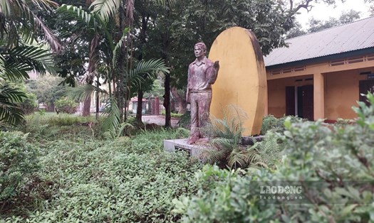 Bức tượng nam sinh viên tại trường Đại học Hùng Vương. Ảnh: Tô Công.
