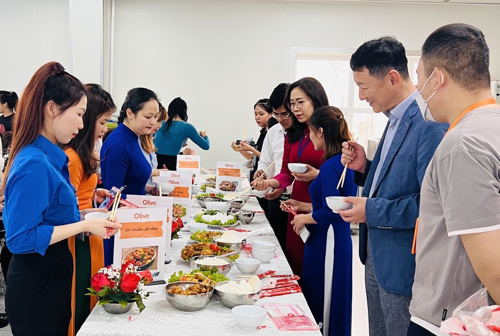 Lãnh đạo Công đoàn các Khu công nghiệp tỉnh Vĩnh Phúc và lãnh đạo Công ty Trách nhiệm hữu hạn Vina Union tham gia thẩm định món ăn. Ảnh: Phùng Thị Thường