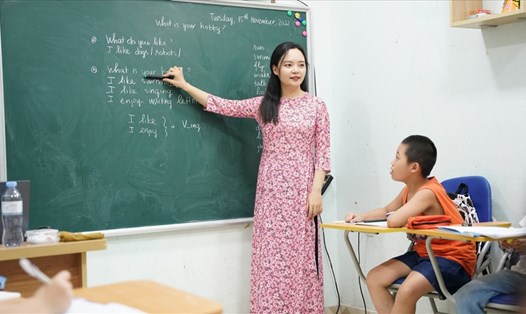 Nhiều trường đưa chứng chỉ IELTS là điều kiện bắt buộc trong tiêu chí tuyển giáo viên. Ảnh: Vân Trang