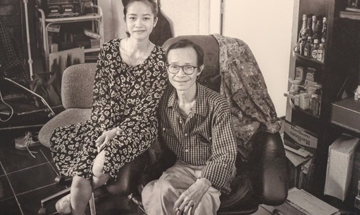 Nhạc sĩ Trịnh Công Sơn và ca sĩ Hồng Nhung chụp chung trong một buổi tập nhạc.  Tác giả: Dương Minh Long. Ảnh chụp lại tại triển lãm