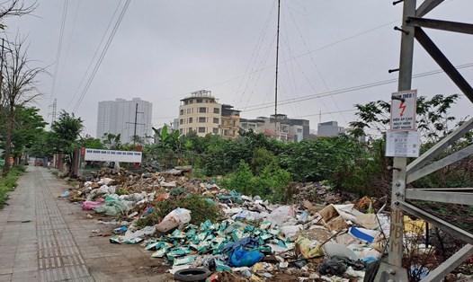 Tái diễn nạn đổ trộm rác thải khu vực đại lộ Chu Văn An. Ảnh: Minh Hạnh