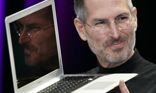 Steve Jobs và chiếc MacBook Air huyền thoại. Ảnh: AFP