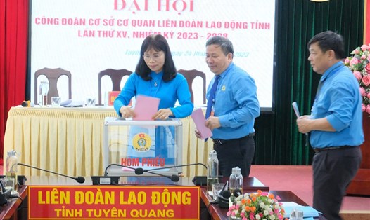 Các đại biểu bỏ phiếu bầu Ban chấp hành tại Đại hội công đoàn cơ sở cơ quan LĐLĐ tỉnh Tuyên Quang. Ảnh: Công đoàn Tuyên Quang