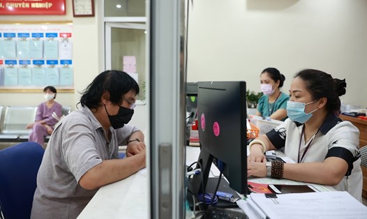 Công dân giao dịch các thủ tục hành chính tại một phường của Hà Nội. Ảnh: Hải Nguyễn