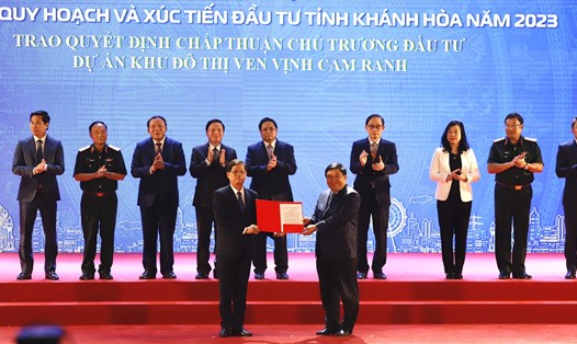 Tỉnh Khánh Hòa nhận quyết định chấp thuận chủ trương đầu tư khu đô thị ven vịnh Cam Ranh với vốn 85.200 tỉ đồng. Ảnh: Hữu Long