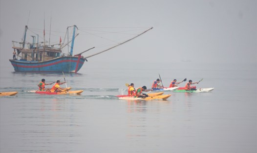 Giải đua thuyền Kayak thị trấn Cô Tô 2023  lần đầu tiên được tổ chức, giải có 8 đội thi thuộc 4 khu dân cư trên địa bàn thị trấn. Ảnh: Đoàn Hưng
