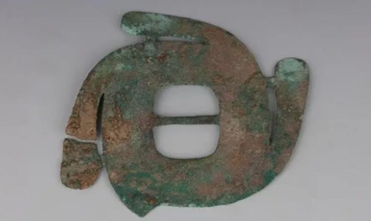 Di vật bằng đồng được khai quật trong lăng mộ thời Tây Chu. Ảnh: Viện Khảo cổ Bảo Kê