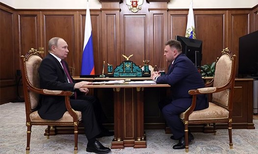 Tổng thống Nga Vladimir Putin (trái) gặp ông Viktor Khmarin, Giám đốc công ty RusHydro, ngày 27.3.2023. Ảnh: RIA Novosti