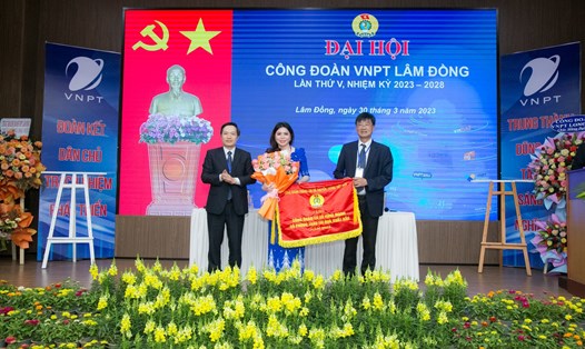 Công đoàn cơ sở VNPT Lâm Đồng vinh dự được Công đoàn Thông tin và truyền thông Việt Nam tặng Cờ thi đua xuất sắc dẫn đầu phong trào thi đua năm 2022. Ảnh: Đức Thiệm