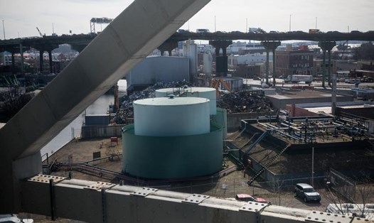 Các thùng dầu nhiên liệu tại Kho nhiên liệu Bayside, quận Brooklyn, New York, Mỹ, ngày 8.3.2022. Ảnh: Xinhua