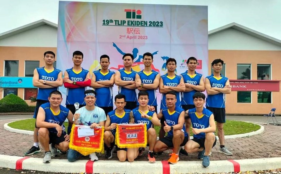 Đội nam của Công ty TNHH TOTO Việt Nam vui mừng với Giải Nhất. Ảnh: CĐCS cung cấp