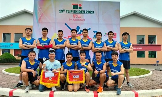 Đội nam của Công ty TNHH TOTO Việt Nam vui mừng với Giải Nhất. Ảnh: CĐCS cung cấp