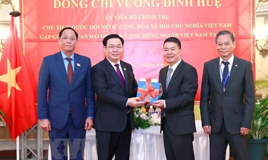 Chủ tịch Quốc hội Vương Đình Huệ trao tập sách tượng trưng (tủ sách về Bác Hồ) cho Đại sứ Việt Nam tại Cuba và đại diện cộng đồng. Ảnh: TTXVN