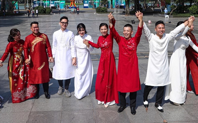 18 cặp đôi tổ chức lễ cưới tập thể tại Hà Nội năm 2022. Ảnh: Minh Dân