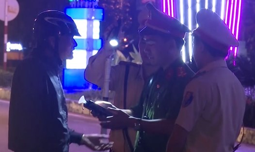 Lực lượng Cảnh sát Giao thông thành phố Đông Hà kiểm tra nồng độ cồn với lái xe. Ảnh: Hưng Thơ