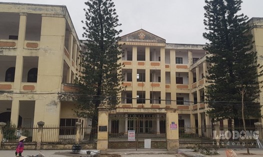 Trụ sở cũ của Tòa án Nhân dân tỉnh Ninh Bình vẫn còn công năng sử dụng nhưng bỏ hoang từ năm 2020 đến nay. Ảnh: Diệu Anh