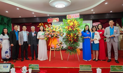 Đại biểu LĐLĐ tỉnh Lâm Đồng và các CĐCS bạn tặng hoa chúc mừng đại hội. Ảnh: Đức Thiệm