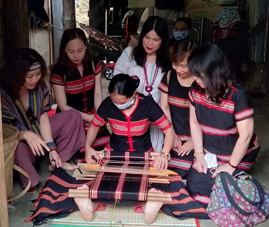 Du khách thích thú với các hoạt động thường ngày của dân tộc Cơ Tu tại xã Hòa Bắc, huyện Hòa Vang, TP Đà Nẵng. Ảnh: Thanh Tân