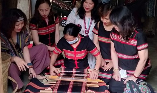 Du khách thích thú với các hoạt động thường ngày của dân tộc Cơ Tu tại xã Hòa Bắc, huyện Hòa Vang, TP Đà Nẵng. Ảnh: Thanh Tân