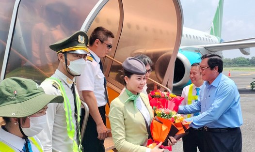 Phó Chủ tịch UBND tỉnh Cà Mau Lâm Văn Bi tặng hoa cho tổ bay kỹ thuật sáng ngày 20.4. Ảnh: Nhật Hồ