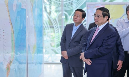 Thủ tướng Phạm Minh Chính, Phó Thủ tướng Trần Hồng Hà tham quan triển lãm quy hoạch trong khuôn khổ hội nghị. Ảnh: VGP