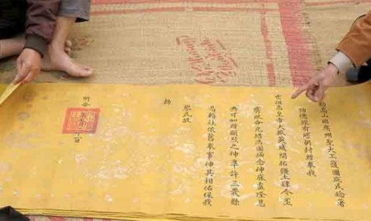 Một sắc phong được lưu giữ tại đền Quốc Tế. Ảnh: Cổng TTĐT huyện Tam Nông.