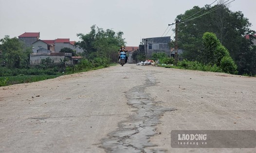 Một đoạn nứt tại đường giao thông liên thôn từ thôn Long Sơn đi thôn Tân Phượng, xã Trí Yên. Ảnh: Trần Tuấn