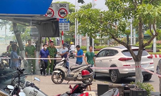 Công an đang phong tỏa hiện trường vụ cướp ngân hàng tại đường Đống Đa, TP Đà Nẵng. Ảnh: Khánh An