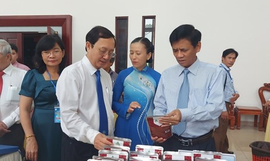 Bộ trưởng KHCN Huỳnh Thành Đạt (thứ hai từ trái sang) cùng Bí thư Tỉnh ủy Sóc Trăng Lâm Văn Mẫn (ngoài cùng bên phải) tham quan gian hàng trưng bày sản phẩm đổi mới sáng tạo. Ảnh: Văn Sỹ