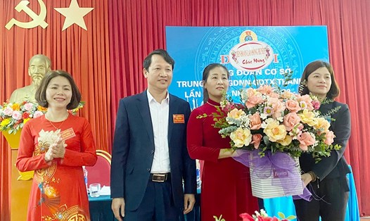 Lãnh đạo Liên đoàn Lao động huyện Thanh Sơn tặng hoa chúc mừng Đại hội công đoàn cơ sở. Ảnh: Hải Huyền