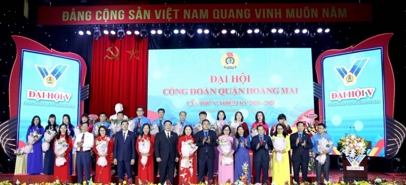 Lãnh đạo Liên đoàn Lao động Thành phố và quận Hoàng Mai chúc mừng Ban chấp hành Liên đoàn Lao động quận khóa 5, nhiệm kỳ 2023 - 2028. Ảnh: Mai Quý