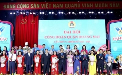 Lãnh đạo Liên đoàn Lao động Thành phố và quận Hoàng Mai chúc mừng Ban chấp hành Liên đoàn Lao động quận khóa 5, nhiệm kỳ 2023 - 2028. Ảnh: Mai Quý