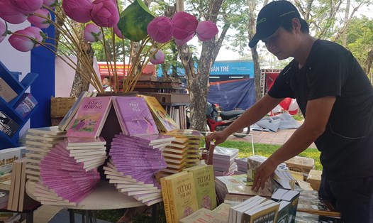 Các đơn vị xuất bản đang chuẩn bị để giới thiệu sách tại Ngày sách và Văn hóa đọc Việt Nam lần 2. Ảnh: Phúc Đạt.