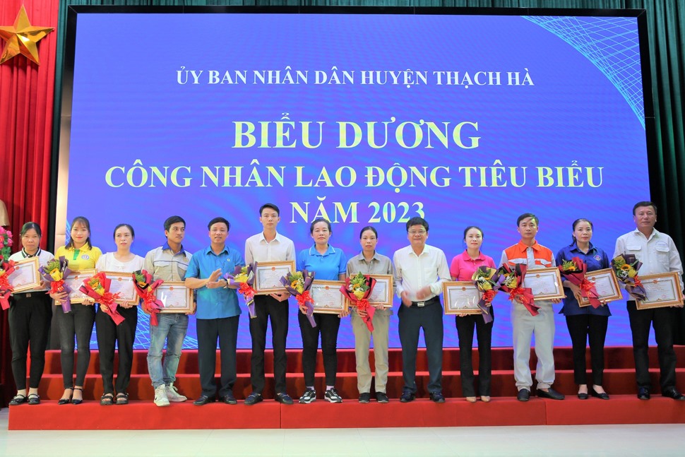 Biểu dương 11 công nhân lao động tiêu biểu tại buổi lễ. Ảnh: LĐLĐ huyện Thạch Hà.