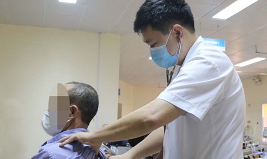Bác sĩ Bệnh viện Việt Nam – Thụy Điển Uông Bí thăm khám cho bệnh nhân ngộ độc do ăn so biển. Ảnh: BV Việt Nam – Thụy Điển Uông Bí